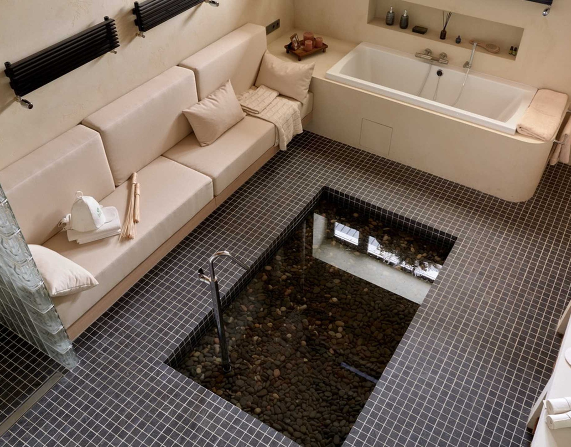 Предбанник сауны с озером